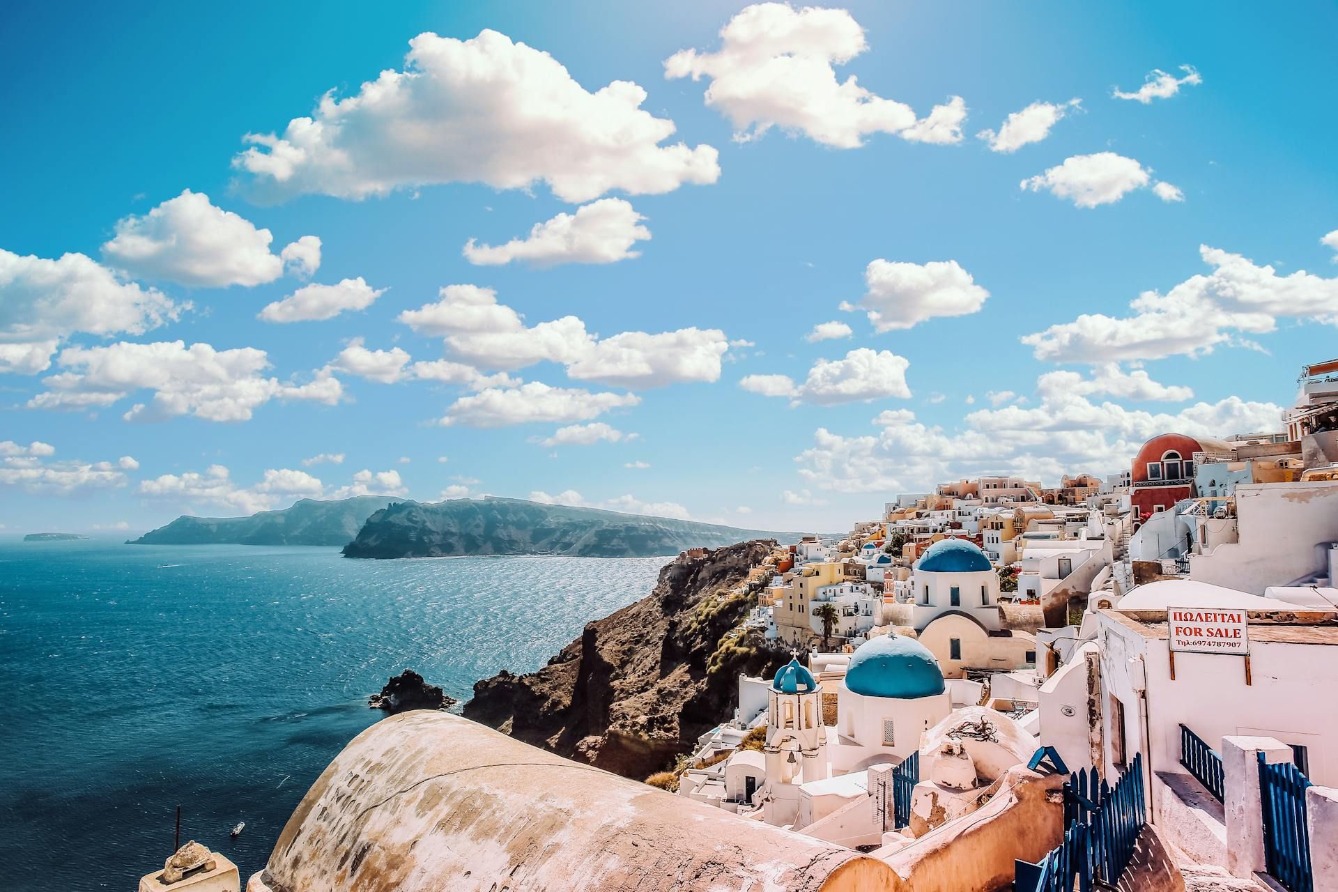 Les maisons blanches d’Oia, à Santorin, au-dessus de la mer Égée